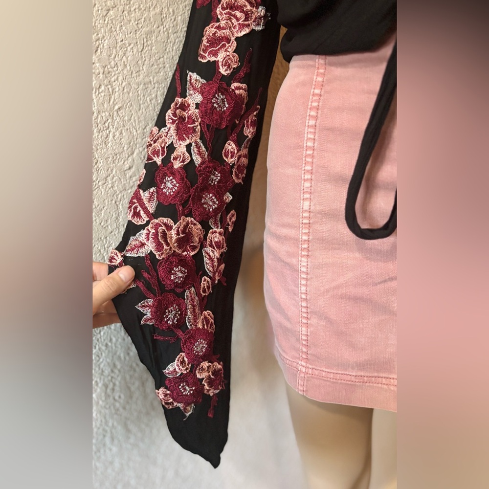 EMORY PARK Y2K Style Black & Pink Floral Embroidered Women's Tie-Waist Top - Picture 6 of 8